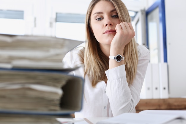 Muito trabalho espera por mulher cansada e exausta