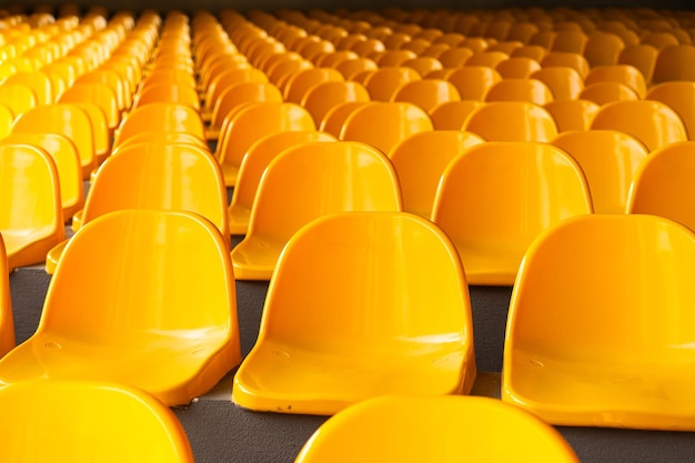 Foto muitos assentos de plástico amarelo no estádio.