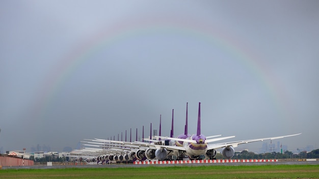 Muitos aviões estão em fila na pista aguardando a decolagem. Esses aviões da Força Aérea fazem parte do serviço de parada da Operação para transporte na situação Covid-19. Na Tailândia