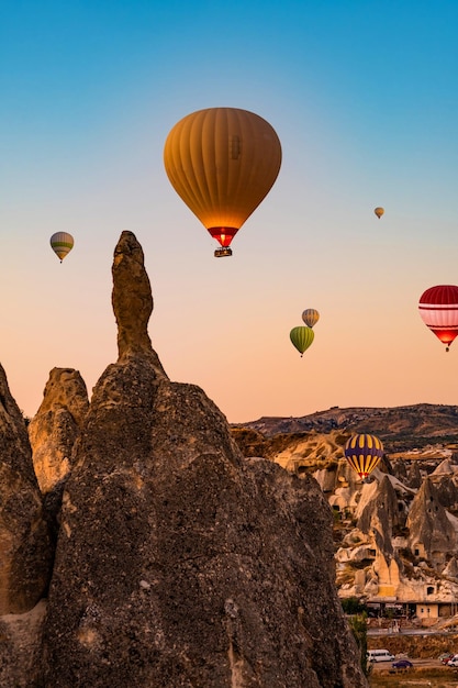 Muitos balões de ar quente flutuando no céu do pôr do sol