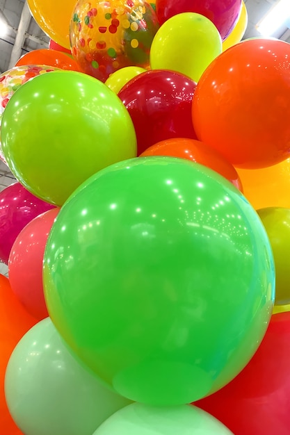 Muitos balões multicoloridos Decoração de festa para uma atmosfera festiva Foco seletivo