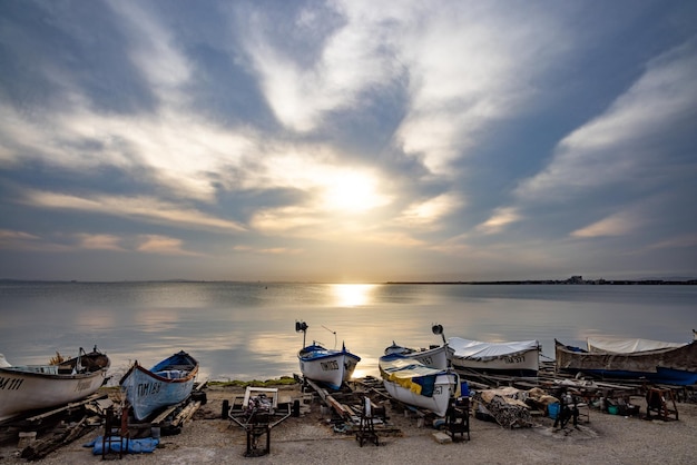 Muitos barcos e barcos no cais perto do Mar Negro contra o pano de fundo do pôr do sol