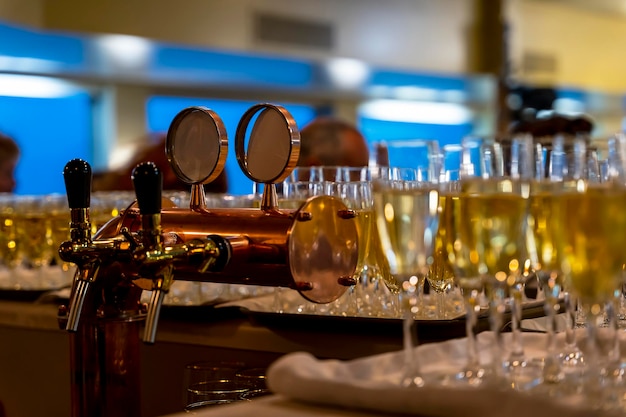 Muitos belos copos de champanhe durante uma festa na mesa