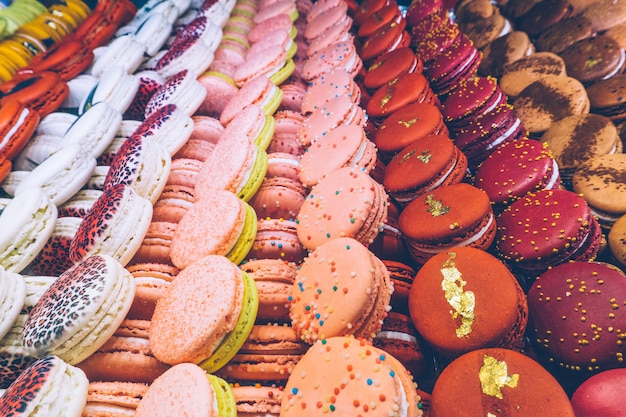 Muitos bolinhos de amêndoa coloridos na loja dos doces.