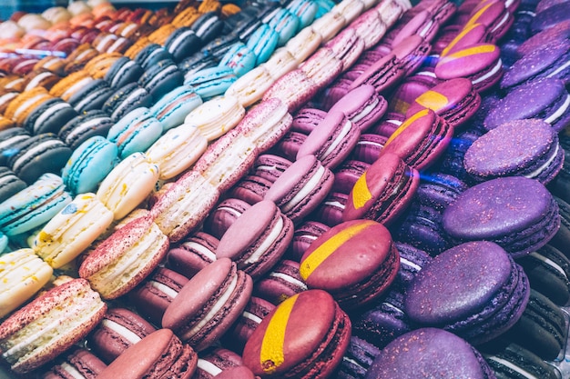 Muitos bolinhos de amêndoa coloridos na loja dos doces.