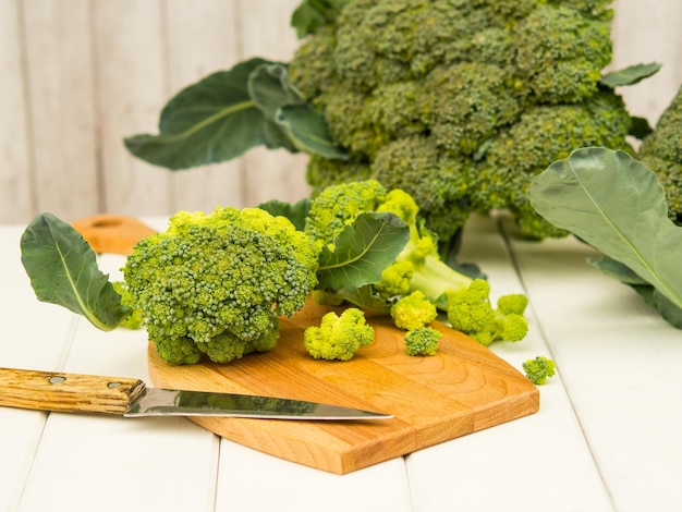 Muitos brócolis para dieta e alimentação saudável Brócolis verde fresco na mesa Produtos orgânicos