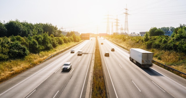 Muitos caminhões e carros em um conceito de transporte rodoviário