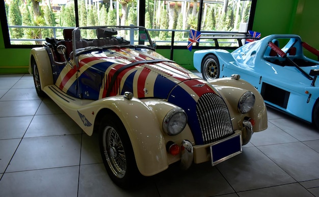 Foto muitos carros de luxo estão em exposição. é um carro caro e raro.