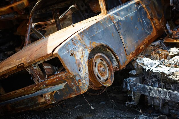 Muitos carros queimados enferrujados em Irpen depois de serem baleados pelos militares russos Guerra da Rússia contra a Ucrânia Cemitério de carros destruídos de civis que tentaram evacuar da zona de guerra