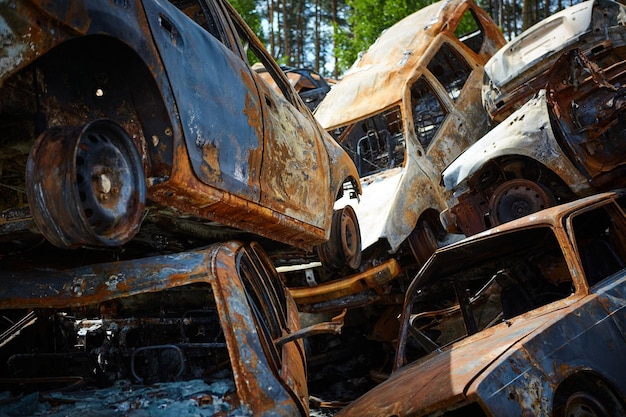 Muitos carros queimados enferrujados em Irpen depois de serem baleados pelos militares russos Guerra da Rússia contra a Ucrânia Cemitério de carros destruídos de civis que tentaram evacuar da zona de guerra