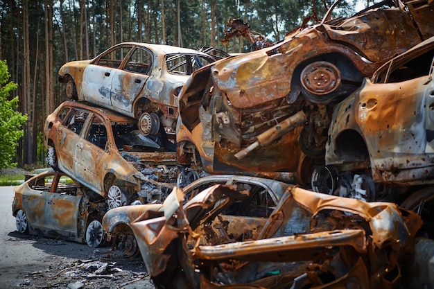 Muitos carros queimados enferrujados em Irpen depois de serem baleados pelos militares russos Guerra da Rússia contra a Ucrânia Cemitério de carros destruídos de civis que tentaram evacuar da zona de guerra