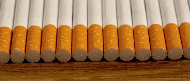 Muitos cigarros empilhados no chão de madeira são prejudiciais à saúde.