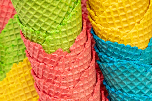 Muitos cones de waffer crocantes coloridos para sorvete