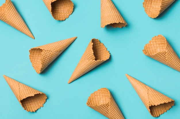 Muitos cones de waffle vazios