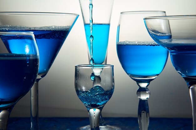 Muitos copos com champanhe azul ou coquetel.