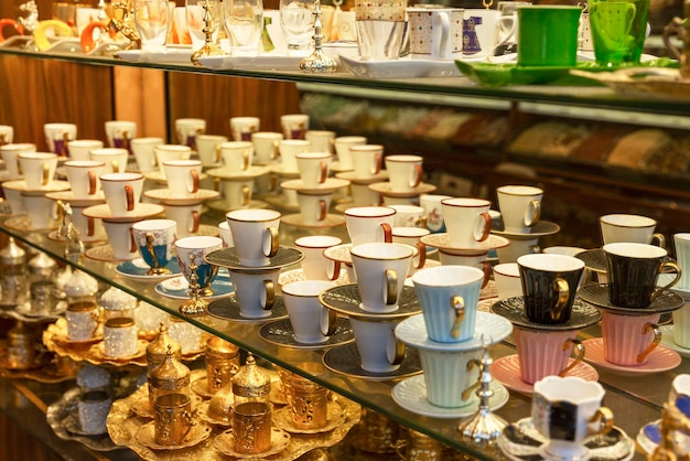 Muitos copos de café turcos tradicionais na cultura oriental do bazar