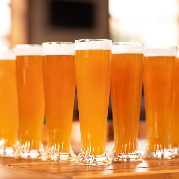 Foto muitos copos de cerveja, canecas na mesa