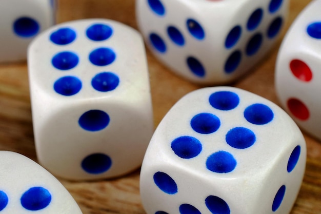 Muitos cubos de dados de jogo que jogam no cassino testam seu reino de sorte de foco seletivo aleatório