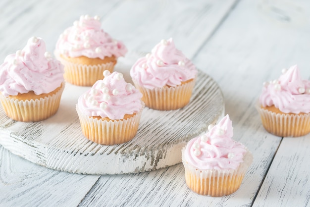 Muitos cupcakes caseiros de creme-de-rosa