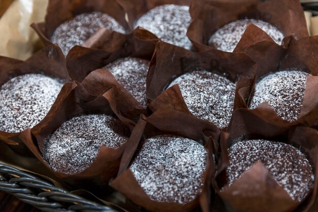 Muitos cupcakes de chocolate Café da manhã e feriados Closeup