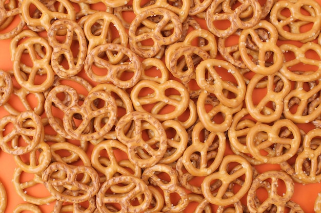 Muitos deliciosos pretzels salgados em uma tela cheia de fundo colorido