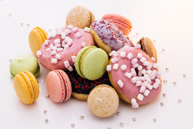 Muitos donuts de macarons multicoloridos com diferentes sabores sobremesa macaroons franceses macaroons e donut