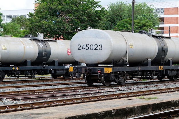 Muitos dos petroleiros no trem de carga estão estacionados no pátio ferroviário