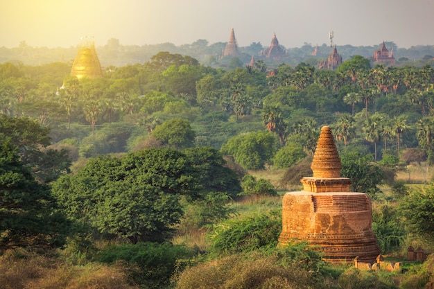 Foto muitos dos templos de bagan em mianmar
