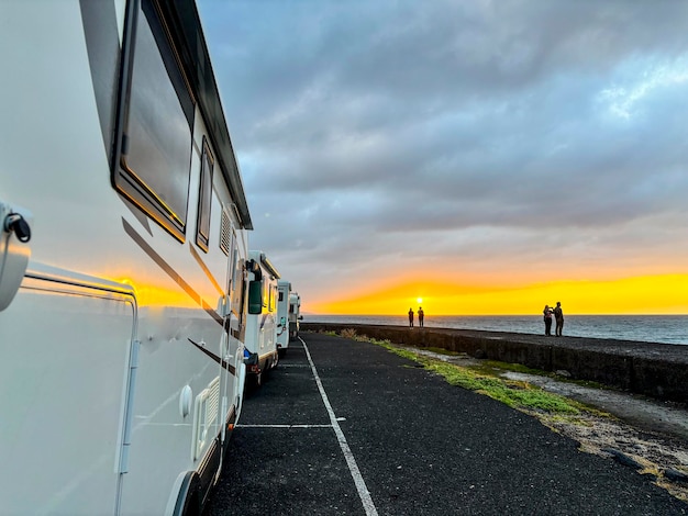Muitos estacionamentos de caravanas na estrada com uma vista incrível do nascer e pôr do sol. Viagens alternativas e férias.