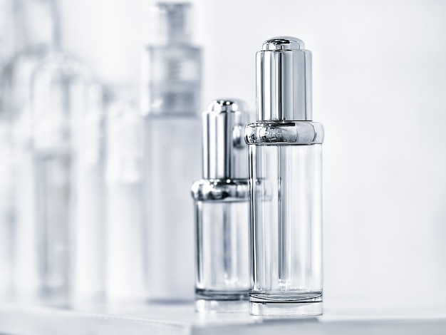 Muitos frascos transparentes diferentes com bomba dispensadora para perfumes ou outros líquidos