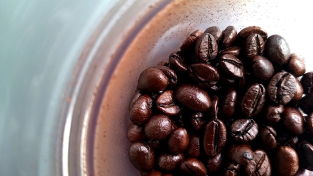 Muitos grãos de café castanhos escuros fecham