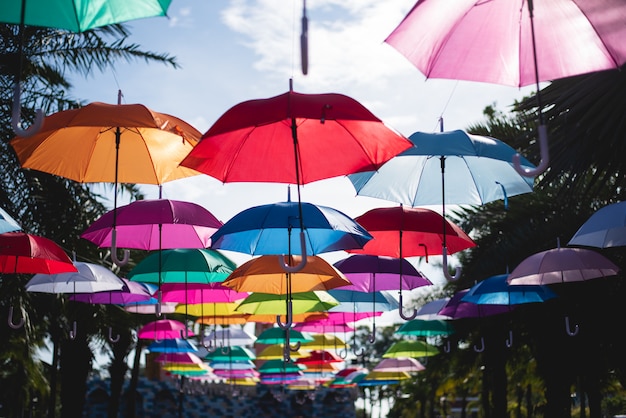 Foto muitos guarda-chuvas que colorem o céu