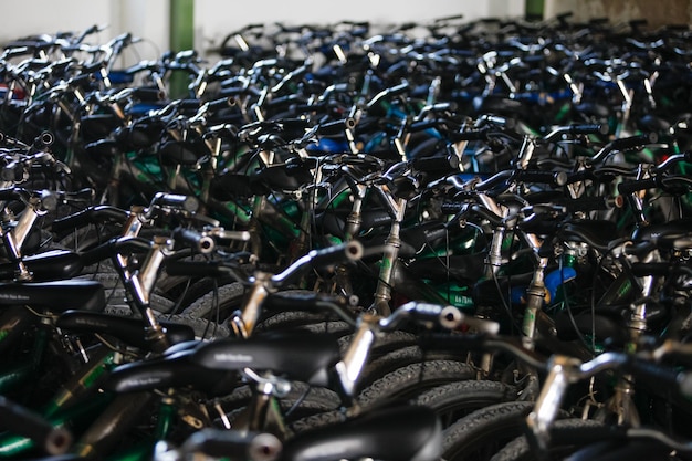 muitos guidões de bicicleta em uma loja