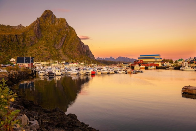 Muitos iates ancorados na Marina de Svolvaer nas ilhas Lofoten