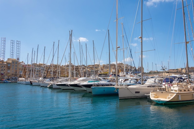 Muitos iates atracados na marina na baía da cidade.