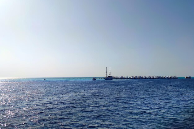 Muitos iates contra o pano de fundo do céu azul estão ancorados no mar Estacionamento marinho de barcos e iates no Egito