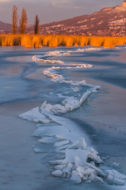 Muitos iceblocks um no outro no lago Balaton na luz do sol