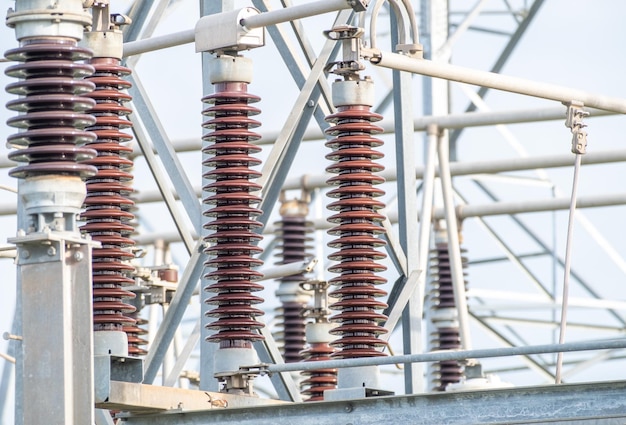 Muitos isoladores elétricos de alta tensão na subestação de energia Fornecimento de energia para a comunidade