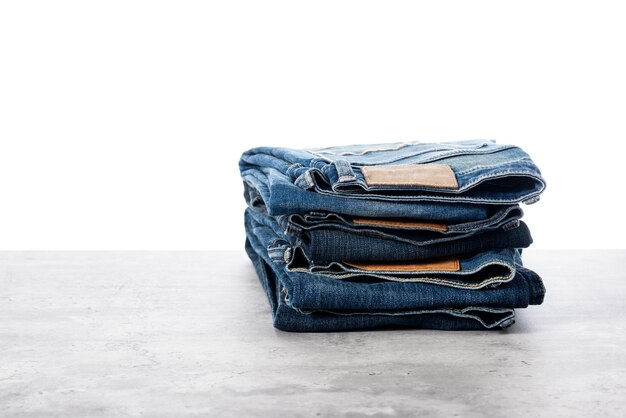 muitos jeans azuis