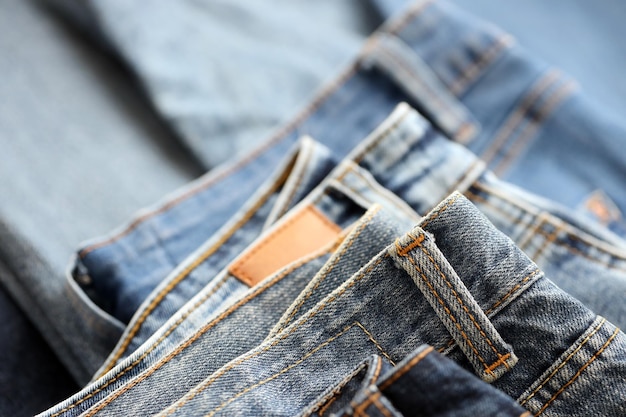 Muitos jeans na pilha no guarda-roupa Fila de calças jeans no armário Conceito de compra, venda de compras e roupas da moda