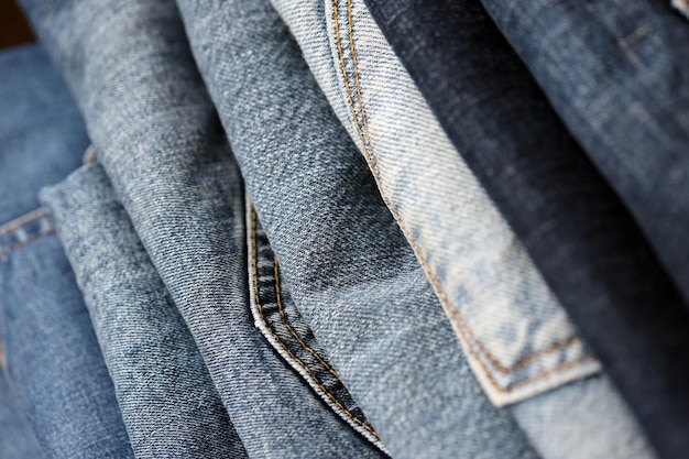 Muitos jeans na pilha no guarda-roupa Fila de calças jeans no armário Conceito de compra, venda de compras e roupas da moda