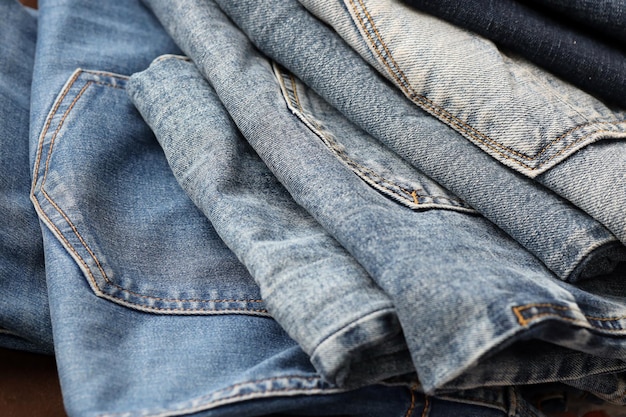 Muitos jeans na pilha no guarda-roupa fila de calças jeans no armário conceito de compra, venda de compras e roupas da moda