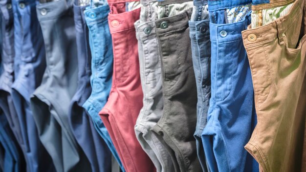 Muitos jeans pendurados em arack fila de calças jeans denim pendurado no armário conceito de comprar vender compras e jeans moda