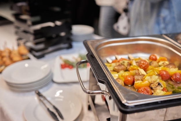 Muitos lanches frios na mesa de buffet.