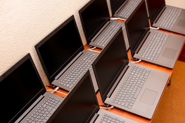 Muitos laptops estão sobre a mesa. demonstração de exibição de computador. tecnologia