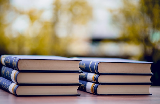 Muitos livros são colocados na mesa materiais escolares conceito de educação