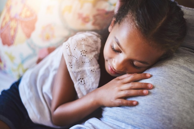 Muitos mais momentos emocionantes estão a caminho Foto de uma adorável garotinha descansando na barriga de sua mãe grávida em casa