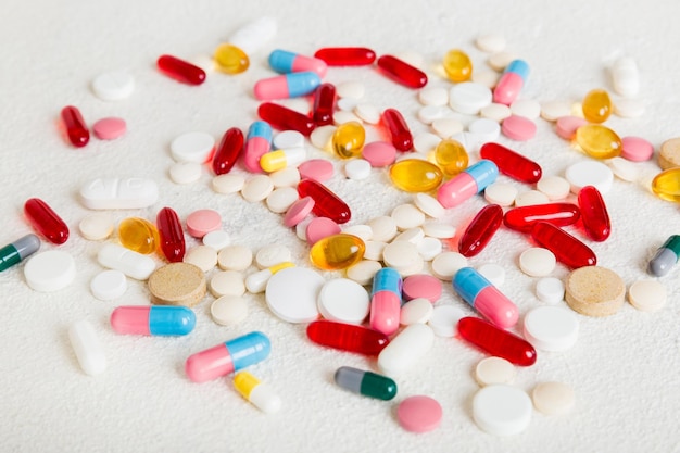 Muitos medicamentos coloridos diferentes e visão de perspectiva de pílulas Conjunto de muitas pílulas em fundo colorido