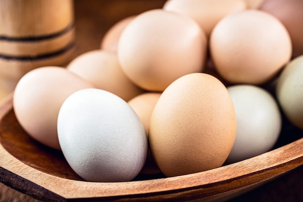 Muitos ovos caipiras em uma cozinha rústica