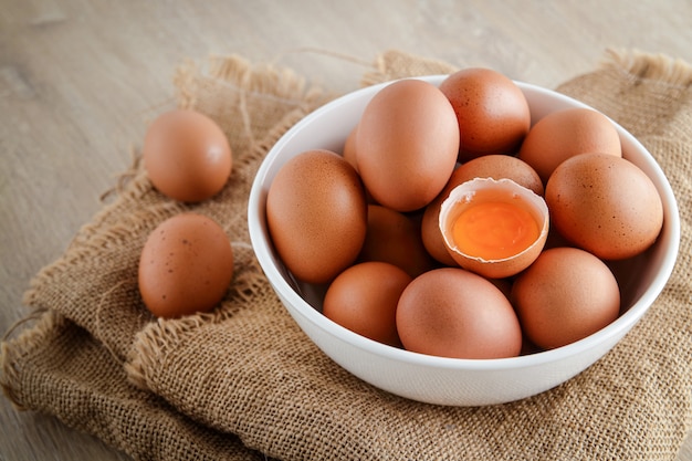 Muitos ovos de galinha orgânicos em uma tigela branca